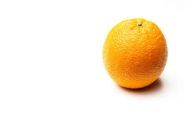 En mogen orange på en vit bakgrund — Stockfoto