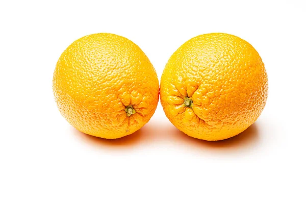 Duas laranjas maduras sobre um fundo branco — Fotografia de Stock