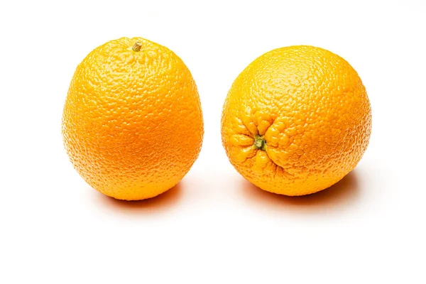 Duas laranjas maduras sobre um fundo branco — Fotografia de Stock