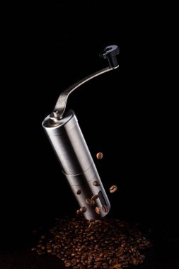 Siyah arka planda elle kahve öğütücüsü.