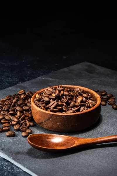 Grãos de café recém-torrados em uma tigela de madeira — Fotografia de Stock