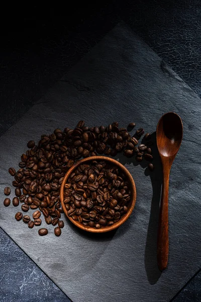 Grãos de café recém-torrados em uma tigela de madeira — Fotografia de Stock