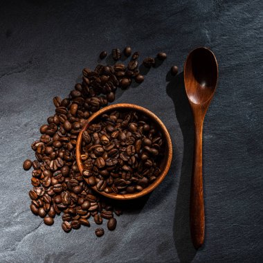 Tahta kasede taze kavrulmuş kahve çekirdekleri.