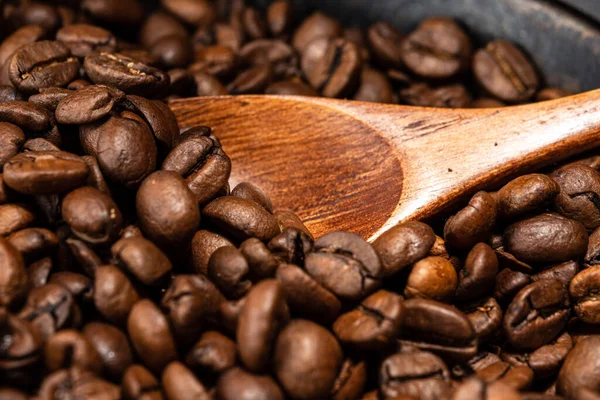 Frissen pörkölt kávébab öntöttvas serpenyőben — Stock Fotó