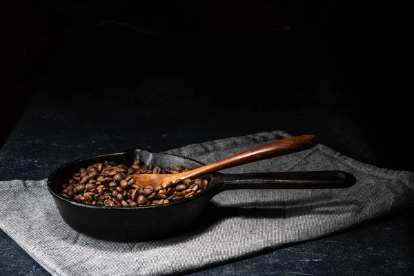 Frisch geröstete Kaffeebohnen in einer gusseisernen Pfanne Stockbild