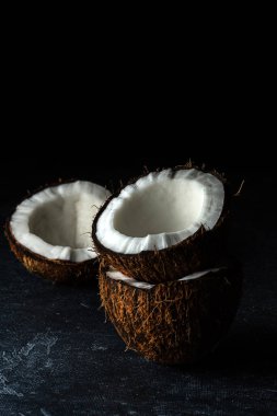 Siyah arka planda hindistan cevizi