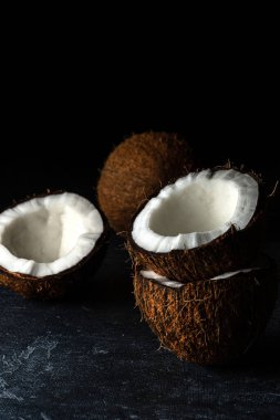 Siyah arka planda hindistan cevizi