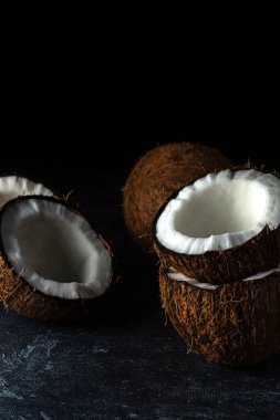 Siyah arka planda hindistan cevizi