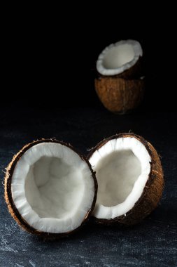 Siyah arka planda hindistan cevizi