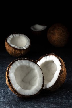 Siyah arka planda hindistan cevizi