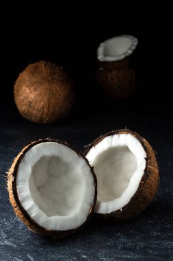 Siyah arka planda hindistan cevizi