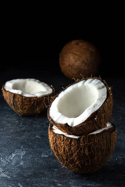 Siyah arka planda hindistan cevizi