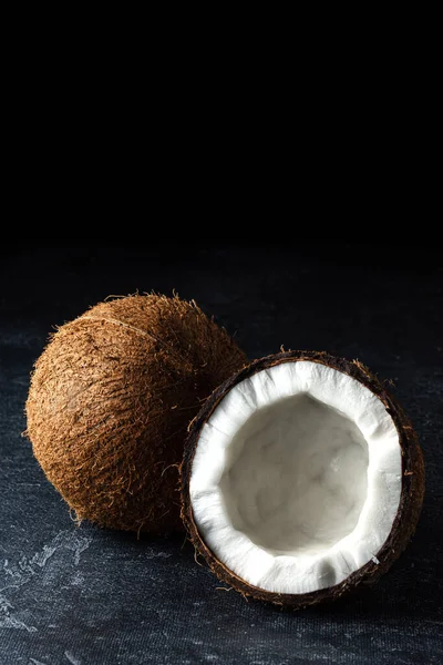 Kokosnuss auf schwarzem Hintergrund lizenzfreie Stockbilder