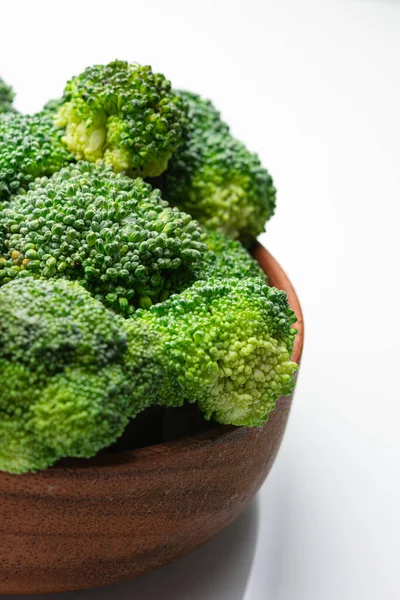 Broccoli verdi freschi su fondo bianco. — Foto Stock