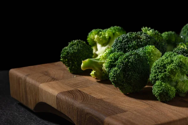 Fresh green broccoli on a wooden butt cutting board Stockbild