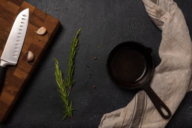 Koyu grafit arkaplanda boş siyah dökme demir tava