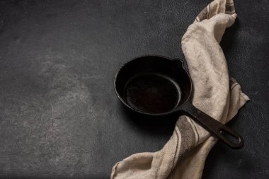 Koyu grafit arkaplanda boş siyah dökme demir tava