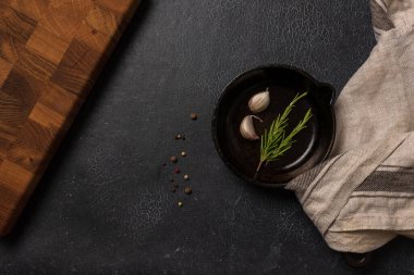 Koyu grafit arkaplanda boş siyah dökme demir tava