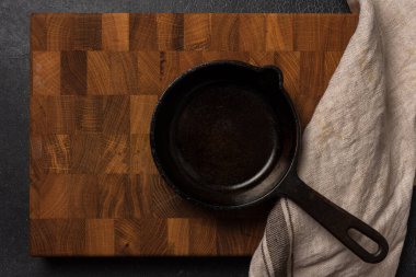 Koyu grafit arkaplanda boş siyah dökme demir tava