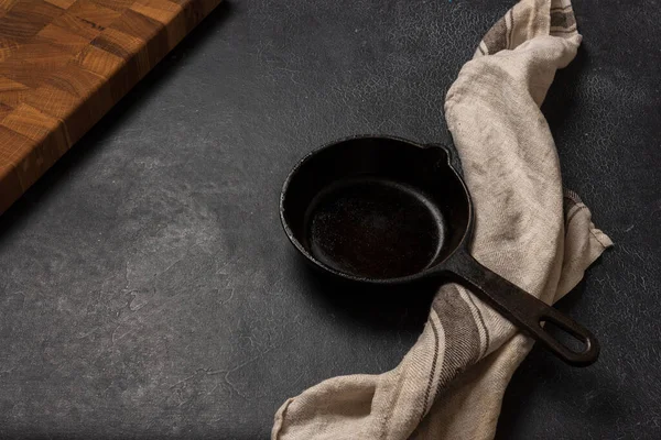 Sartén vacía de hierro fundido negro sobre un fondo de grafito oscuro — Foto de Stock