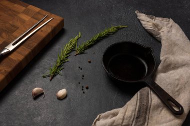 Koyu grafit arkaplanda boş siyah dökme demir tava