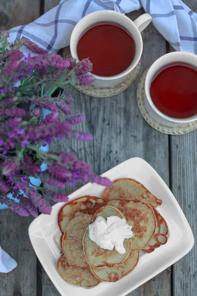 Breakfast Pancakes Mini Pancakes Flowers Purple Flowers Pot Pancakes Cream — Stock Photo, Image