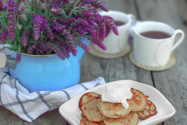Sarapan Dengan Pancake Pancake Mini Dengan Bunga Bunga Ungu Dalam — Stok Foto