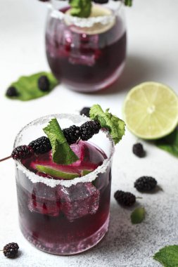 Böğürtlenli ve buzlu Bramble kokteyli.