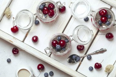 Doğal yoğurt, müsli, chia ve böğürtlenli sağlıklı kahvaltı. Kapat.