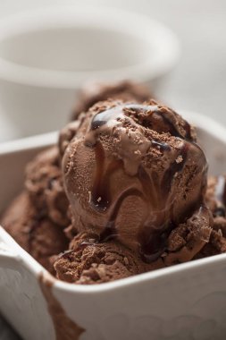 Çikolatalı dondurma. Karamelli ve çikolatalı dondurma. Dondurmayı kapat.