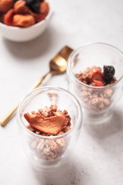 Granola ile kahvaltı. Chia ve kayısılı granola. Hafif arkaplan. Sağlıklı kahvaltı. Sağlıklı kahvaltı.