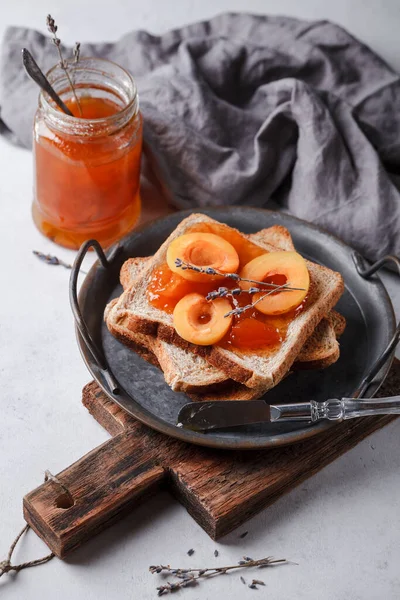 Roti Panggang Dengan Selai Raspberry Dan Selai Aprikot Dengan Buah — Stok Foto