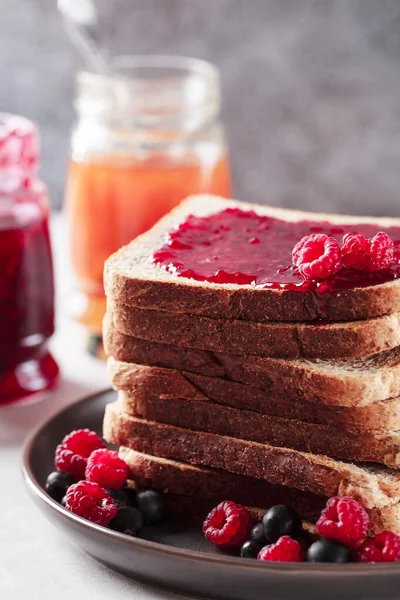 Roti Panggang Dengan Selai Raspberry Dan Selai Aprikot Dengan Buah — Stok Foto