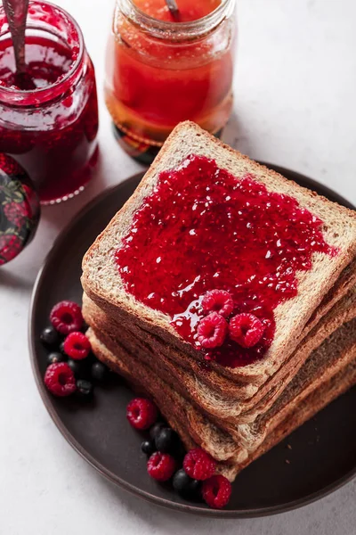 Roti Panggang Dengan Selai Raspberry Dan Selai Aprikot Dengan Buah — Stok Foto