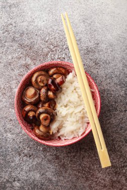 Mantarlı pilav. Geleneksel Çin yemeği. Çubuklu Çin pirinci. Pembe kasede Çin mutfağı.