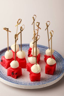 Taze kırmızı karpuz. Hafif bir arka planda karpuz. Meyve çerezi. Mozzarella 'lı karpuz.