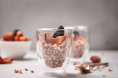Granola ile kahvaltı. Chia ve kayısılı granola. Hafif arkaplan. Sağlıklı kahvaltı. Sağlıklı kahvaltı.