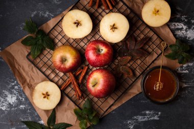 Sonbahar Elma hasadı. Sonbahar sahnesinde kırmızı elmalar. Elmalar yakın.