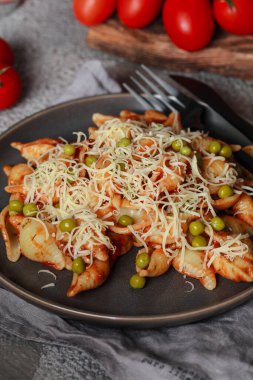 Kiraz domatesli makarna, bezelye ve parmesan peyniri. Domates ve soslu ev yapımı İtalyan makarnası.