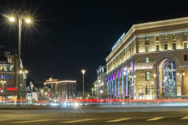 Geceleri ışıklı binalar