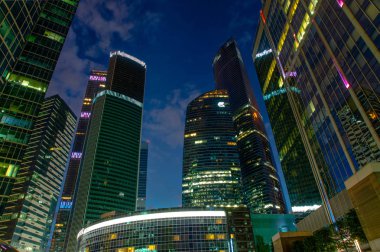 Geceleri ışıklı gökdelen