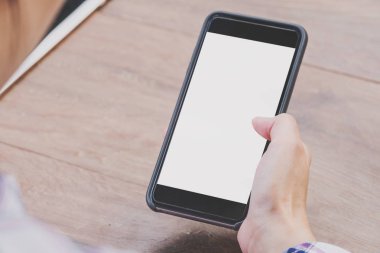 Asya kadın el holding ve telefonunuzun ve kahve dükkanında.