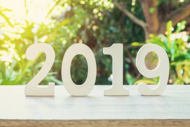 Yeni yıl kavramı: ahşap nunber 2019 güneş ışığı ile ahşap masa yeni yıl için.