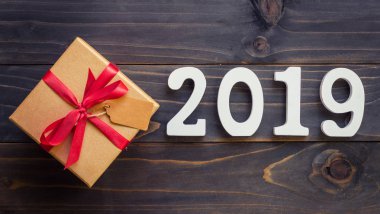 Yeni yıl kavramı - yeni yıl ve kahverengi hediye kutusu ahşap bir masa üzerinde sayı 2019. Vintage ile arka plan tarz.