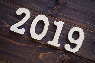 Yeni yıl kavramı - sayı 2019 ahşap bir masa üzerinde yeni yıl için. Vintage ile arka plan tarz.
