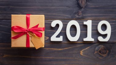 Yeni yıl kavramı - yeni yıl ve kahverengi hediye kutusu ahşap bir masa üzerinde sayı 2019. Vintage ile arka plan tarz.