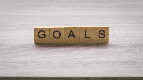 Деревянный блок с целями массажа на фоне деревянного стола
.