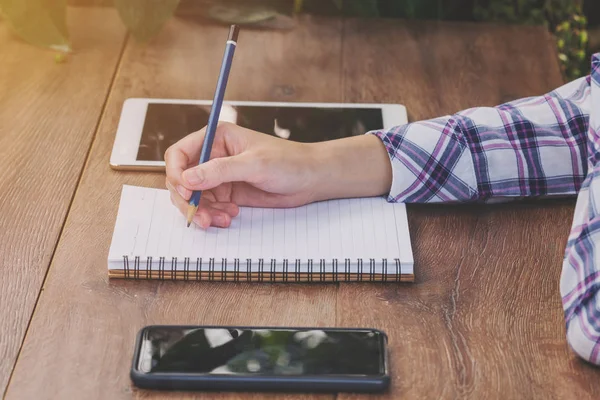 Asya kadın el ahşap masa kafede dizüstü yazma.