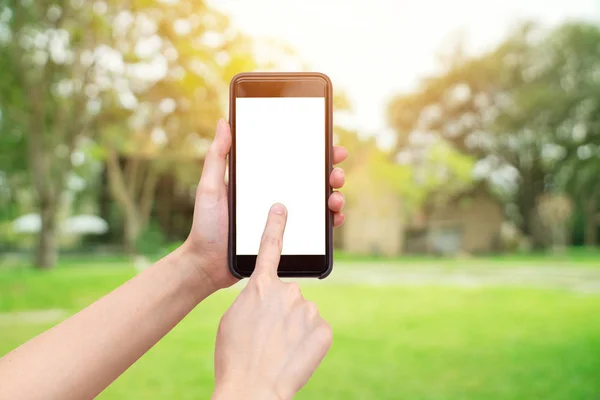 Hand Holding Telefoon Met Intreepupil Bokeh Achtergrond Van Tuin Bomen — Stockfoto