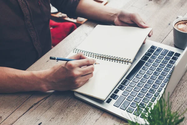 Jovem Homem Negócios Mão Escrevendo Notebook Usando Laptop Mesa Madeira — Fotografia de Stock